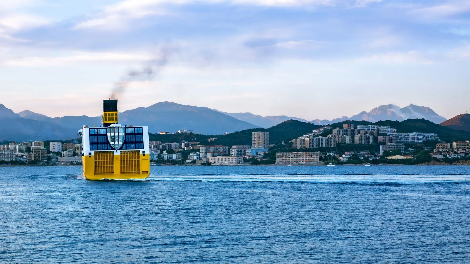 Ferry près des côtes corses pour préparer son arrivée en Corse