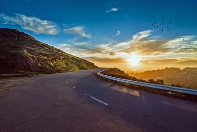 Route sinueuse au coucher du soleil