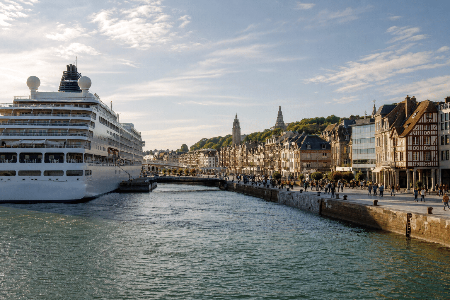 Paquebot amarré au port d’une ville européenne